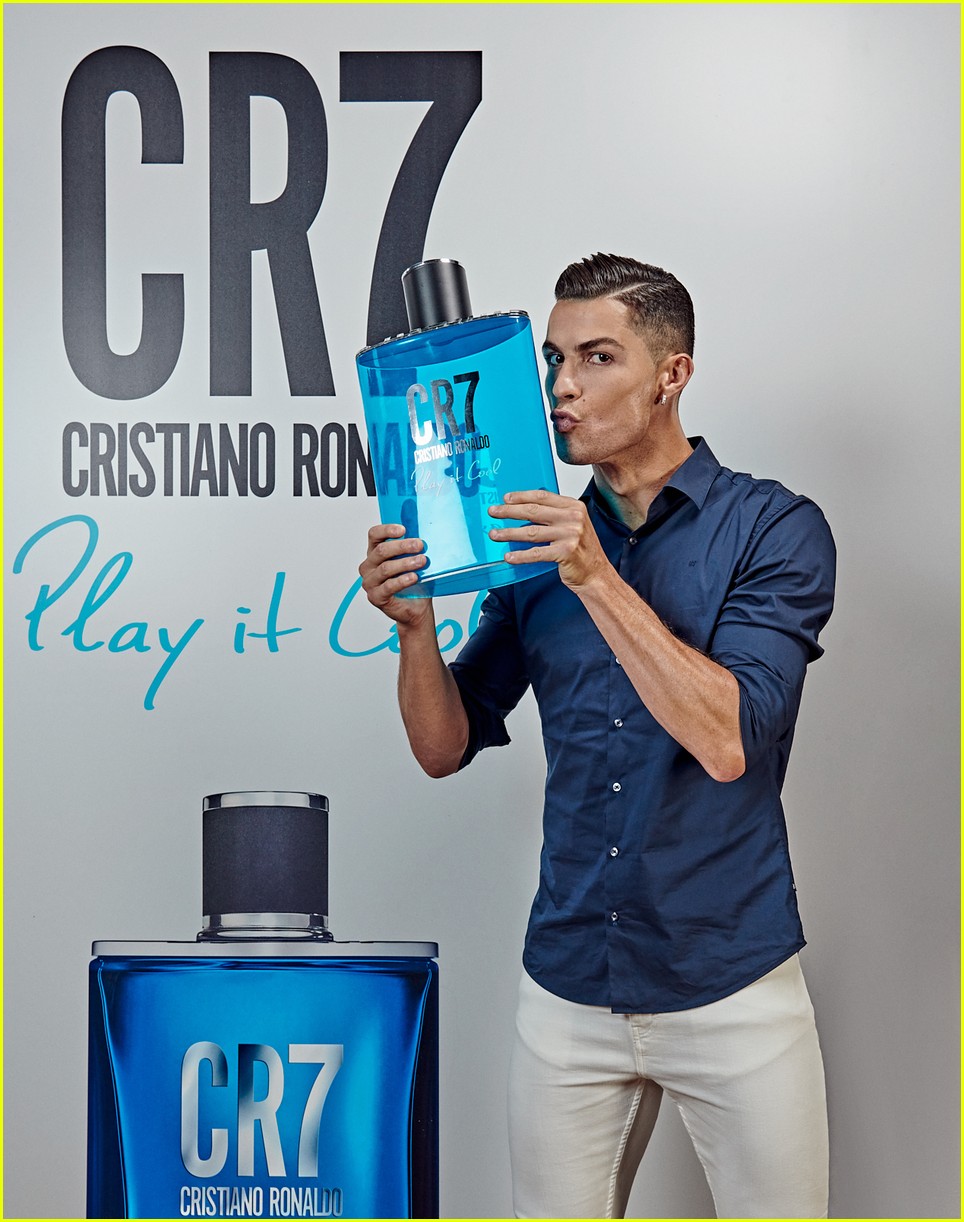 cristiano-ronaldo-launches-cr7-play-it-cool-fragrance-italy-06.jpg